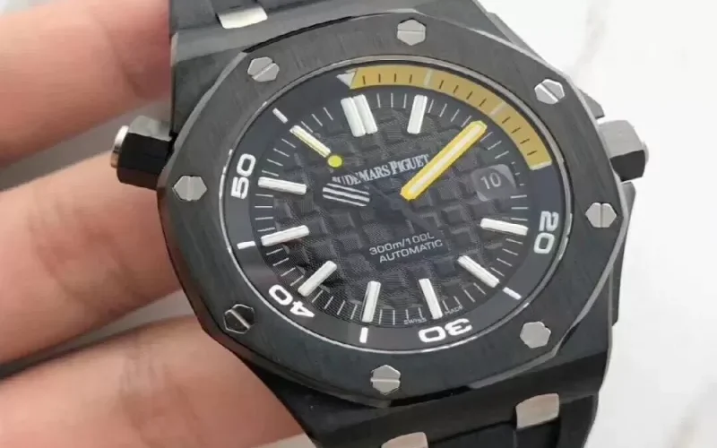 سرقة ساعة فاخرة من يد مواطن سعودي في إيطاليا بطريقة خاطفة والصدمة في جنسية اللصوص