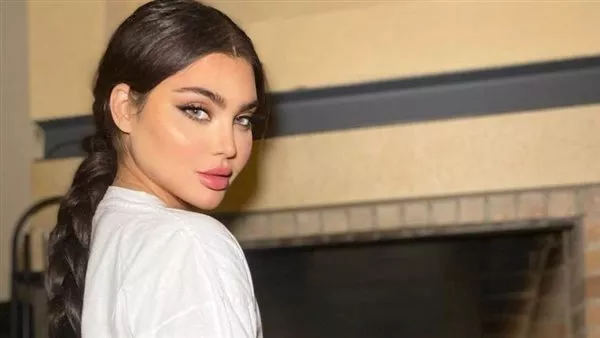 بعد الملابس الفاضحة.. شاهد الفنانة اللبنانية قمر بالحجاب في مكة المكرمة