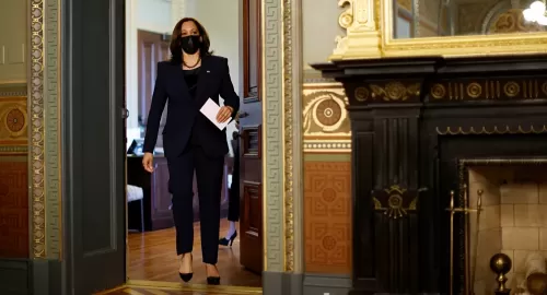 صراع حقيقي على السلطة بين بايدن ونائبته ومخابرات تكشف التفاصيل