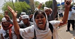 بعدما تحرّش بها مع أصدقائه .. “شاهد” كيف أحرق هندوسي متطرف شابة مسلمة لرفضها الزواج منه