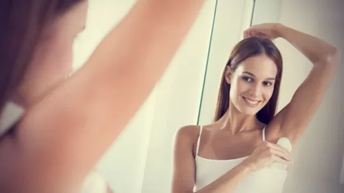 استخدام مذهل للفازلين لإزالة رائحة العرق وتبييض هذه المناطق الحساسة في دقائق