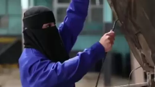 بالفيديو : شاهد سعودية تعمل ميكانيكي سيارات وهذا ماكشفته عن مادفعها لهذا العمل