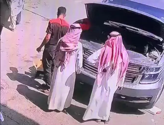 الفيديو الكامل لسرقة مقيم من هذه الجنسية سيارة فخمة من مواطن سعودي وسط الشارع العام