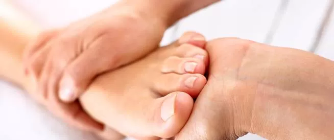 مـــرض في القدمين لا نلاحظه ويسبب الام الظهر والرقبة والساق وعلاجه بسيط جداً