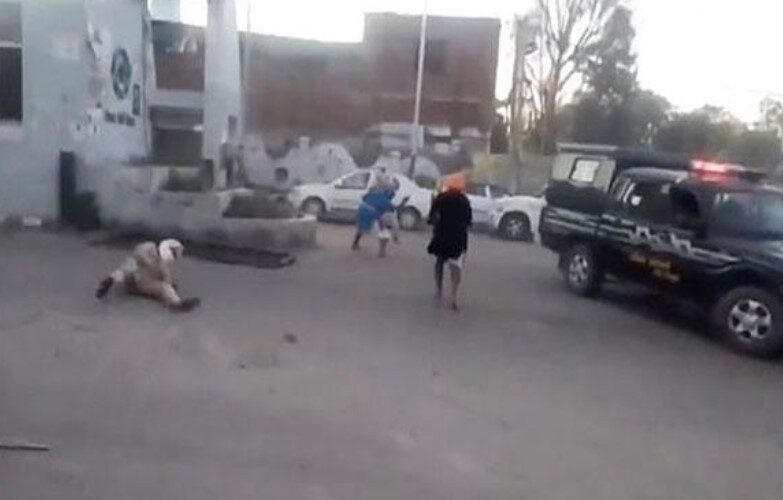 “ذراع متطاير وتحطيم حواجز”.. شاهد: معركة دامية بين الشرطة الهندية ومحاربي “السيخ” بسبب كورونا