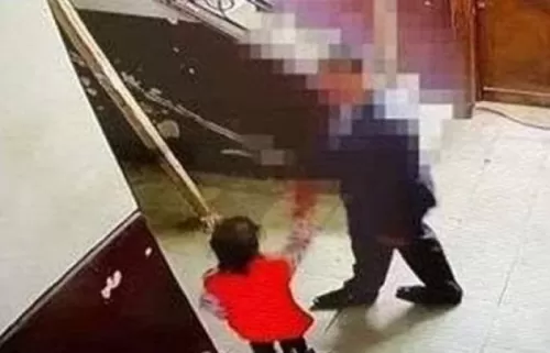 شاهد: كاميرات سرية تكشف تحرش مصري بطفله في حادثة هزت مصر