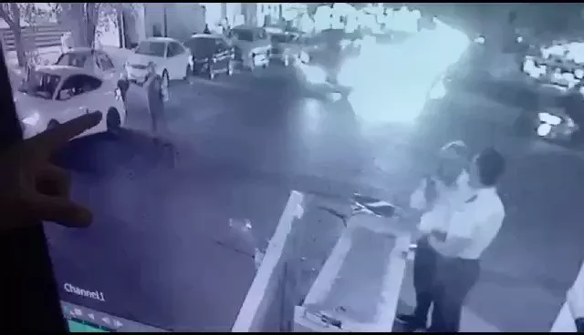 شاهد ما فعله ضابط في دولة خليجية بعد أن تعرض للضرب بالنعال على يد سيدتين في الشارع العام