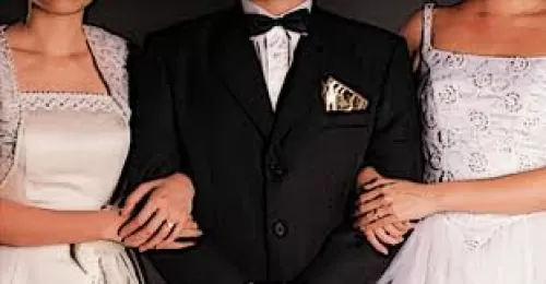 عريس سعودي يروي كيف دخل على عروستين في نفس الليلة وعلى نفس السرير وكيف اقنعمها بالأمر