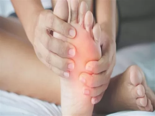 شىح مفصل للعلامات التي تظهر على القدم وتدل على ارتفاع كبير في نسبة السكري في الدم