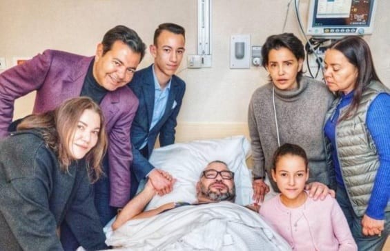 الملك يجري عملية جراحية بمصحة القصر الملكي؟! صور من فوق سرير العملية وزوجته وابنائه بجانبه