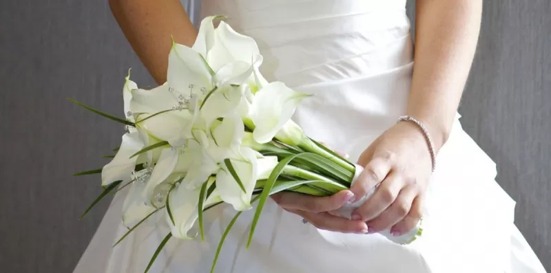 عروس تمنع والديها واخوتها من حضور حفل زفافها لسبب ادمى القلوب