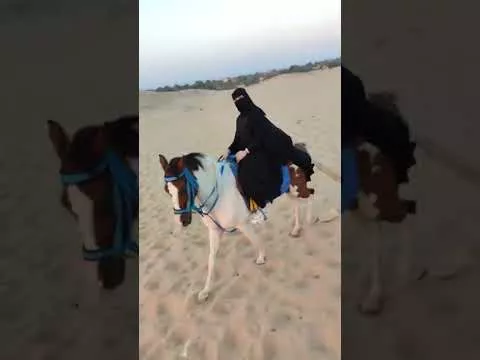 بالفيديو: سعودية تشعل المملكة بطريقة ركوبها للخيل