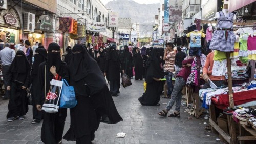 مواطنة يمنية تفقد محفظة كانت تحتوي على مبلغ بالدولار ضخم وتعرض مكافأة لمن يجدها .