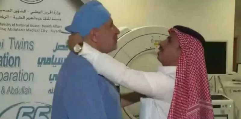 ردة فعل مؤثرة لوالد التوأم السيامي اليمني لحظة نجاح العملية لطفليه ”سلمان وعبدالله”..(فيديو)
