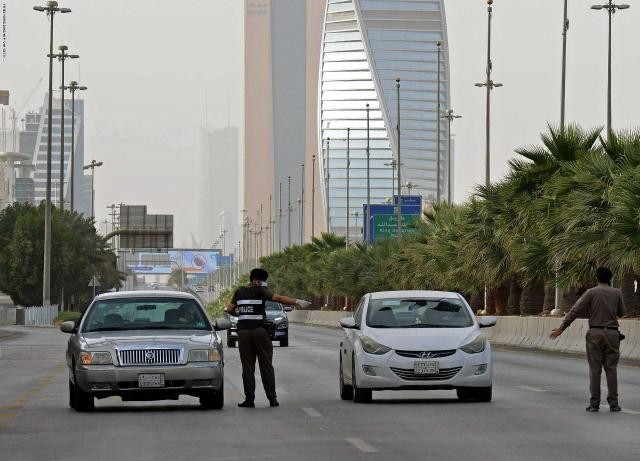 هل تمنعه من تأشيرة الخروج والعودة ؟ .. توضيح من الجوازات السعودية بشأن المقيم المسجل عليه مخالفة حظر تجول