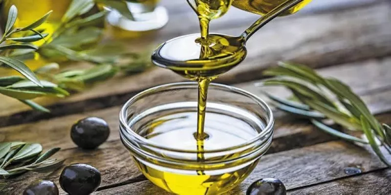 طبيب سعودي يكشف عن فائدة مذهلة لزيت الزيتون ستجعله لا يفارق غرفة نومك للأبد