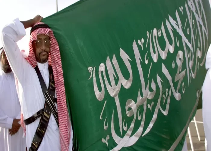 رسمياً: عقوبة قاسيـة بحق كل من يستخدم علم المملكة بهذه الطريقة