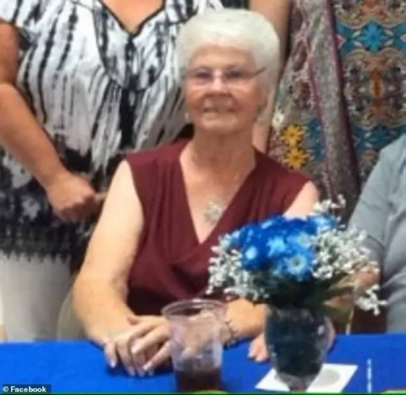 شاهد: تمساح يهاجم امرأة مسنة قبل لحظات من سحبها والتهامها وسط البحيرة