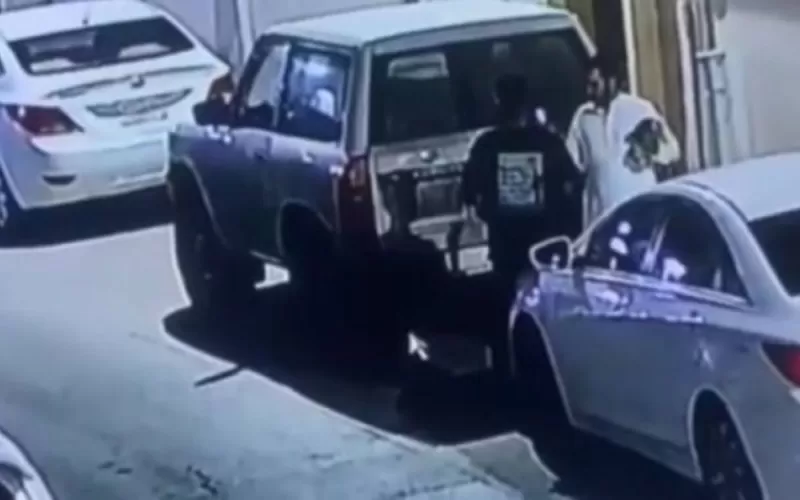 شاهد.. شاب في السعودية يعرض جواله للبيع عبر موقع شهير.. وعند حضور شخص لشرائه كانت المفاجأة! (فيديو)!