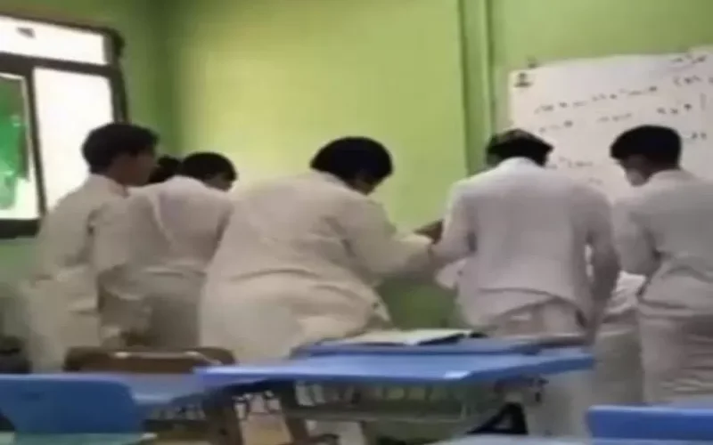 تفاصيل صادمة وجديدة بشأن لحظة وفاة طالب على يد زميله في مشاجرة داخل الفصلي كشفها حارس مدرسة جدة في السعودية ! (تفاصيل + فيديو)