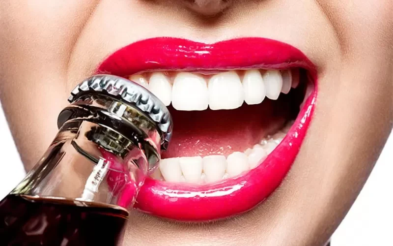 عادات خطيرة تقوم بها يومياً تدمر اسنانك وتزيد من بشاعة منظرها