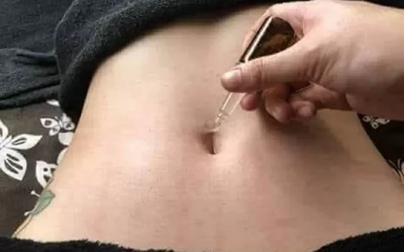 ضع ملعقة من الزنجبيل المطحون مع قطرة من العسل على السرة قبل النوم بهذه الطريقة .. وستدهشك المعجزة التي ستحدث لك !؟