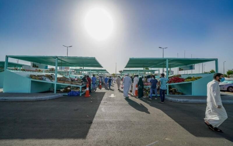 شاهد: تجهيز مواقع لشراء الخضروات والفاكهة دون النزول من السيارة بجدة
