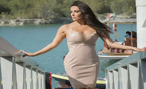 زوجة العقيد معتز في باب الحارة تتفاجئ بنشر صور فاضحة لها .. شاهد