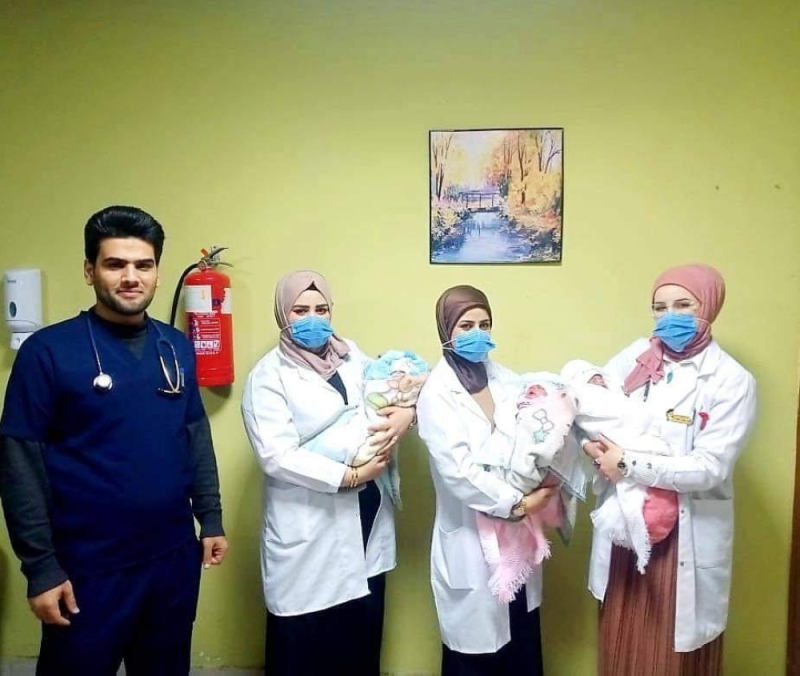 بعد حرمان 50 عاماً .. شاهد: عراقي سبعيني يرزق بثلاثة توائم من زوجته الرابعة!