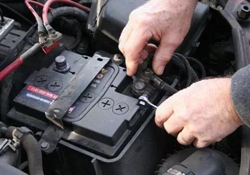 الطريقة الصحيحة للحفاظ علر بطارية سيارتك من التلف السريع