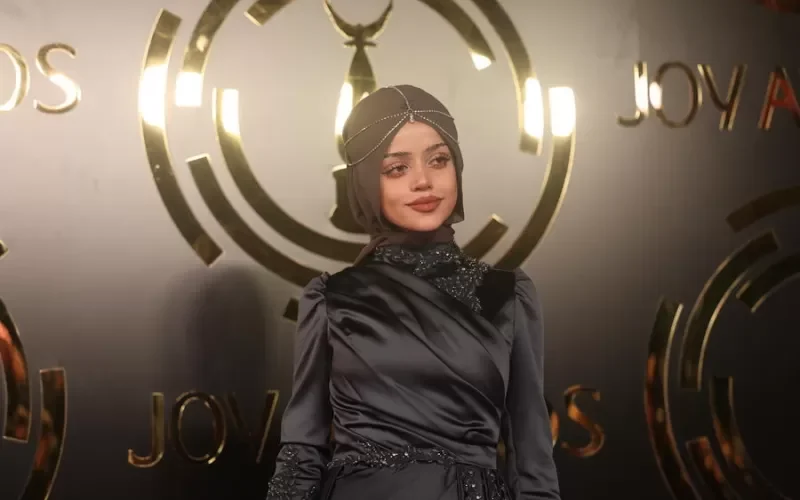 شاهد.. الفنانة صوفيا فيرغارا تتسلم جائزة أفضل مؤثرة في حفل Joy Awards 2023