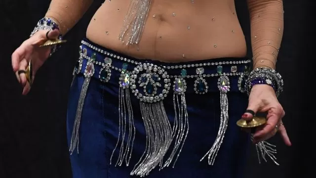 بعد 11 عمرة وحج.. راقصة شهيرة تخلع الحجاب وتعلن عودتها للفن والسبب سيصدمك !! (شاهد فيديو)