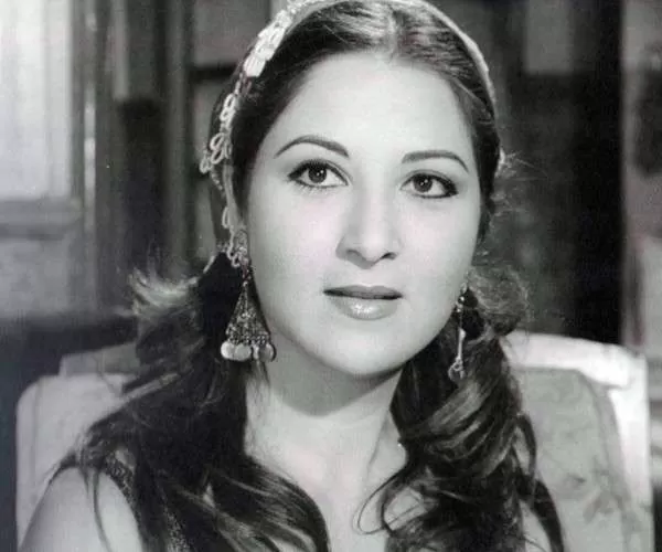 شاهد الجميلة بوسي زوجة نور الشريف كيف اصبحت بملامح زومبي  حقيقي ولم تعد عمليات التجميل قادرة على اخفاء التجاعيد الواضحة