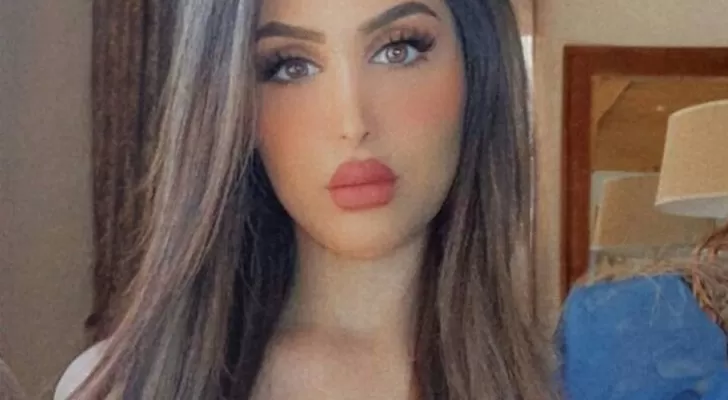 شاهد هند القحطاني توجه شتائم بالفاظ سوقية لمن هاجموها بسبب ملابسها الفاضحة التي كانت تحمل علم السعودية في العيد الوطني