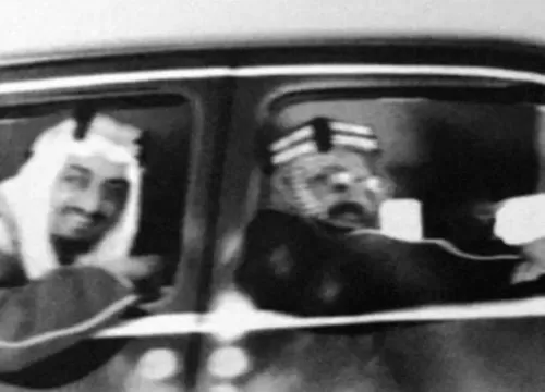 تسريب صورة جديدة للملك عبد العزيز مع اهم ابناءه