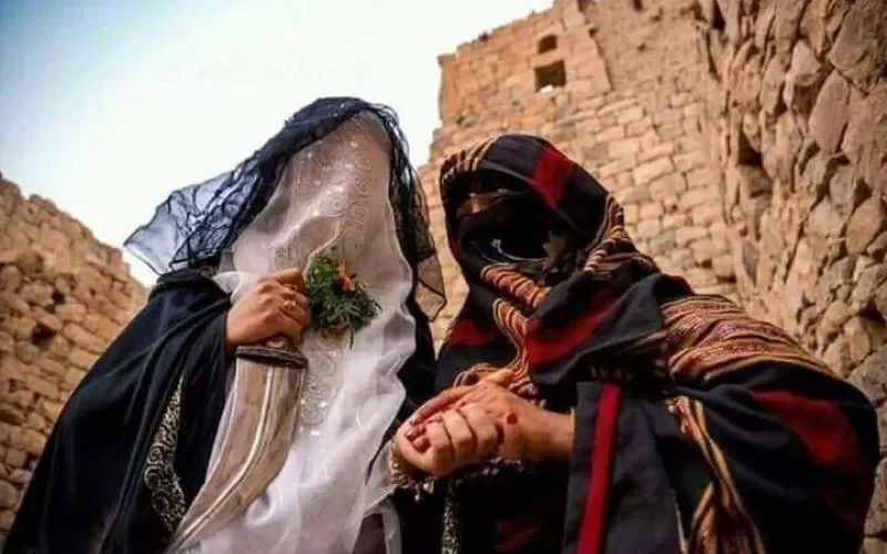 مغترب يمني يترك الغربة ويعود مسرعا لليمن بعد علمه بزواج حبيبتة .. شاهد ردة فعلة