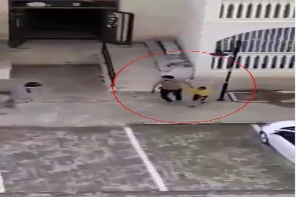 شاهد بالفيديو: الشرطة التركية تطلق النار وتلقي القبض على اطفال في احدى الحدائق لسبب غريب
