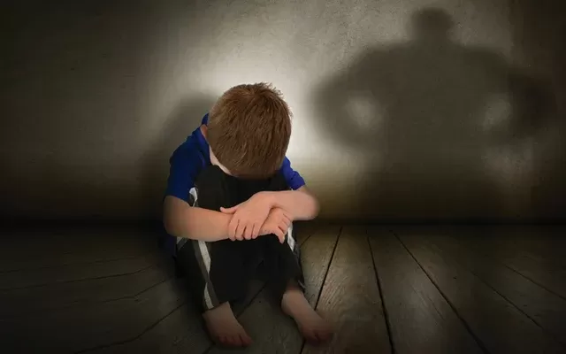 حكم غير مسبوق في السعودية على شخص استدرج طفل لمنطقة خالية وتحرش به