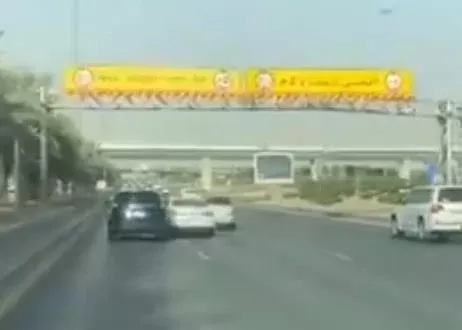 شاهد بالفيديو السائق المجنون الذي اشعل شوارع الرياض