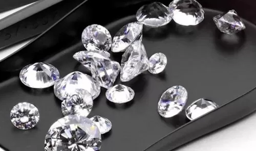 حسناء عربية حاولت تهريب مجوهرات ثمينة فوضعتها في اماكن حساسة لكن ضابط جمارك كشف الحيلة بطريقة تدل على خبرته في النساء