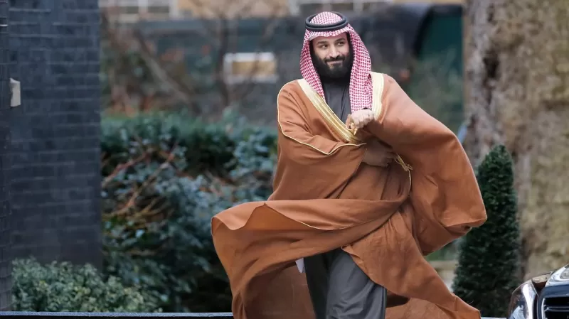 شاهد: سعودية تتجاوز حراسة الامير محمد بن سلمان وتصل اليه وتقدم له هذا الطلب الجريء