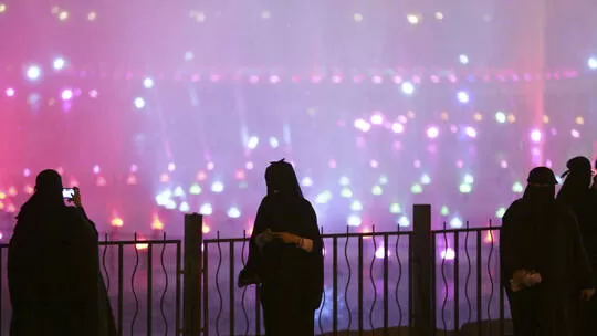 هذه هي عقوبة من يلتقط صورة لأي مشهور في السعودية