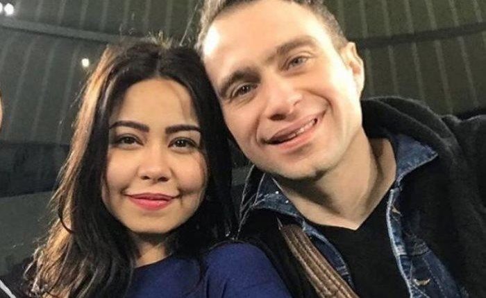 ما قصة صورة بكاء شيرين ومواساة حسام حبيب لها في المطار؟