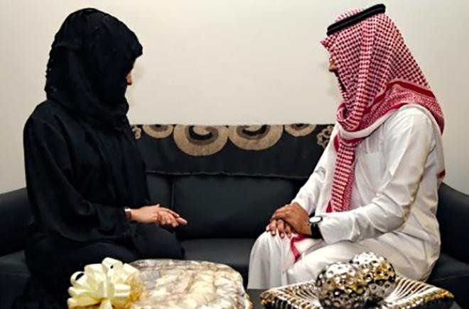 إماراتية تهرب من زوجها بعد 4 أيام فقط من الزواج .. والسبب صدم أهلها خاصة أخواتها وصديقاتها!
