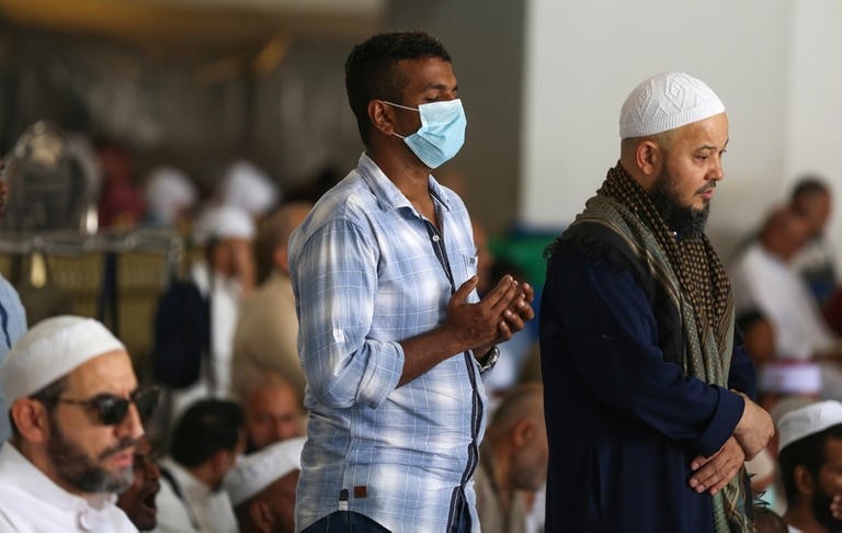 أول دولة إسلامية ترفع القيود عن صلاة الجماعة بالمساجد مع اقتراب رمضان المبارك