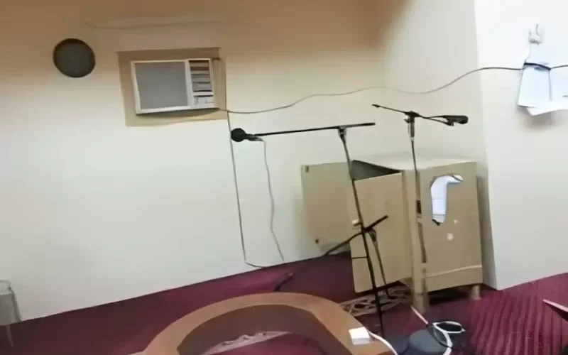 السعودية تعلن اعتقال إمام مسجد في الرياض بهذه التهمة الخطيرة .