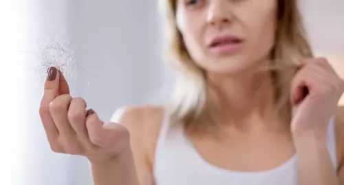 بهذه الطرق تتجنب الشيب المبكر