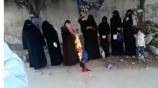 بعد إحراق المرأة اليمنية غطاء رأسها .. الحكومة اليمنية تعلن موعد بدء إجلاء المواطنين العالقين في الهند ”فيديو”