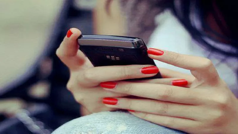 نسيت كاميرا جوالها مفتوحة وعندما عادت لتأخذ الجوال شاهدت ما تم تصويره وما ظهر في الفيديو شيء تشيب له الاطفال