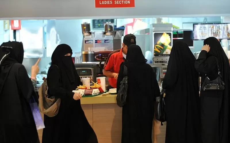 بسبب مونديال قطر .. قرار عاجل حول الكافيهات والمطـاعم في السعودية يبدأ تطبيقه الان